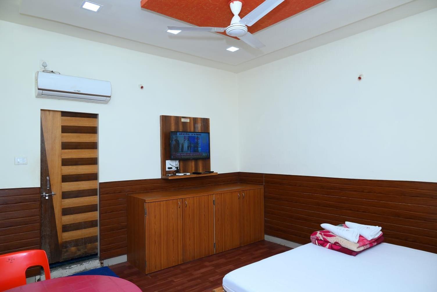 P P Lodging Mangvadi Luaran gambar